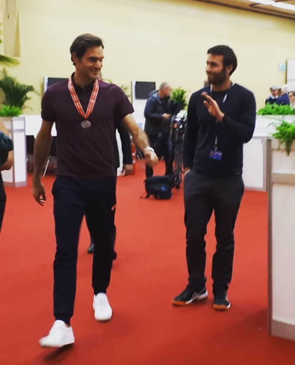 CCollMartinez's tweet photo. 📸 It's not the best picture in the world, but the emotion, the respect and the admiration that i feel for @rogerfederer give to this image an incalculable sentimental value.

Thanks for being a source of inspiration and making me love tennis so much, Roger. https://t.co/Df7VCtIng9