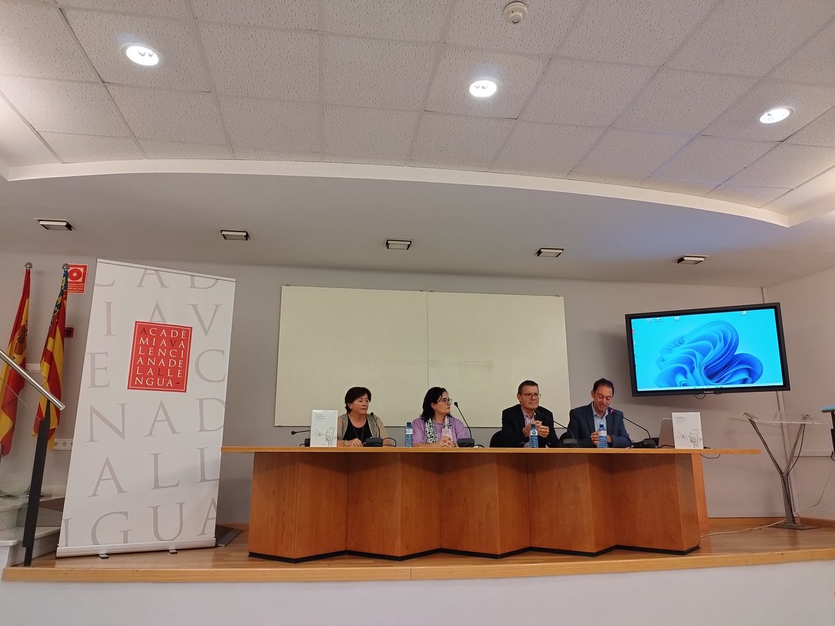 LauSamper's tweet photo. L'Oficina d'Ús i Promoció del Valencià de @ccoopv en l'acte de presentació de "Diccionari de lingüística" coeditat per l'@AVLoficial i el @termcat. #EnValenciàCCOOPV #OPUV  #DiccionariLingüística #AVL #termcat https://t.co/Ph2gLOj7vS