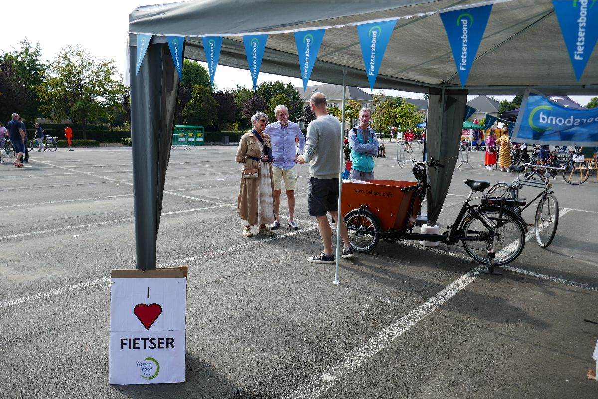 FietsLier's tweet photo. Kom kennismaken aan de Gasthuisvest op Autovrije Zondag 18 september. En vanaf eind september zijn er nieuwe fietslessen, help jij mee Lierenaars op de fiets?
Ontdek ook hoe je kan helpen met 'Een fiets voor iedereen'... https://t.co/bO3shbHM72 https://t.co/HsnKQXFGMc