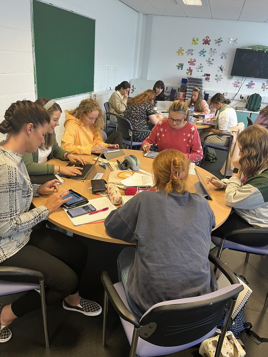 4321bev's tweet photo. Amazing @UlsterEducation #PrimaryPCGE students working #collaboratively to create a #digital artefact in #language and #literacy to showcase their learning #synchronous #UICT #NextGenTeachers  #edtech @MicrosoftEDU #MIEExpert #WeAreUU https://t.co/NSqpImwLem