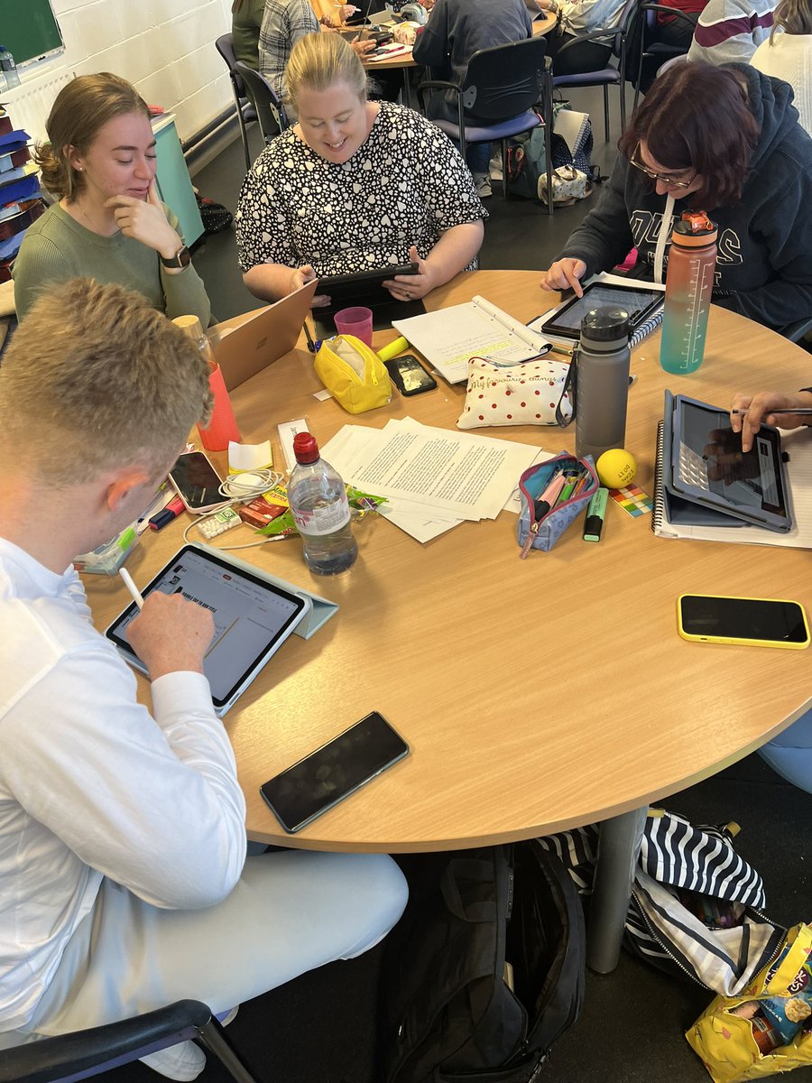 4321bev's tweet photo. Amazing @UlsterEducation #PrimaryPCGE students working #collaboratively to create a #digital artefact in #language and #literacy to showcase their learning #synchronous #UICT #NextGenTeachers  #edtech @MicrosoftEDU #MIEExpert #WeAreUU https://t.co/NSqpImwLem