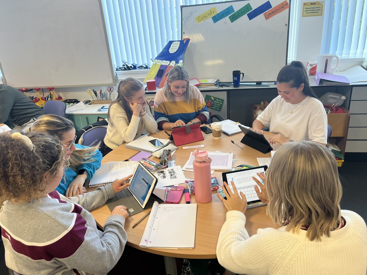 4321bev's tweet photo. Amazing @UlsterEducation #PrimaryPCGE students working #collaboratively to create a #digital artefact in #language and #literacy to showcase their learning #synchronous #UICT #NextGenTeachers  #edtech @MicrosoftEDU #MIEExpert #WeAreUU https://t.co/NSqpImwLem