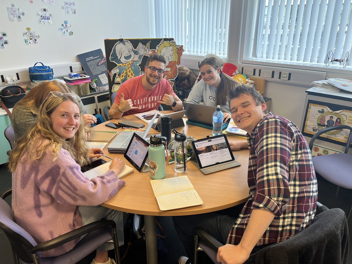 4321bev's tweet photo. Amazing @UlsterEducation #PrimaryPCGE students working #collaboratively to create a #digital artefact in #language and #literacy to showcase their learning #synchronous #UICT #NextGenTeachers  #edtech @MicrosoftEDU #MIEExpert #WeAreUU https://t.co/NSqpImwLem