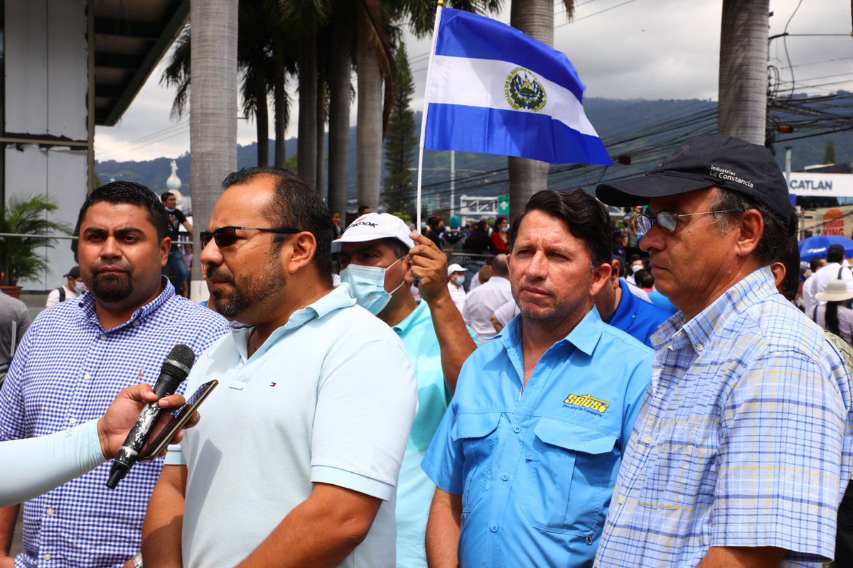 NoticiasRSV's tweet photo. #NRSV|🚚🗣️ Los macizos de la @MNacionalTSV se dejaron caer a el Salvador del Mundo para disfrutar del desfile de este 15 se septiembre. https://t.co/itfznHRQWA