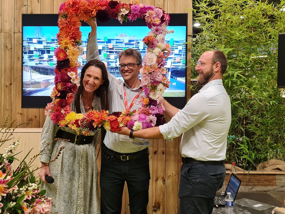 ISAGRAM49's tweet photo. Jour de fête ✨️!
Baptême du Dalhia #AngersSuperNature🌺 par @favredannemathi & #MatthieuVelé @ErnestTurc en clôture du @SalonDuVegetal ! https://t.co/CQIg59wxWG
