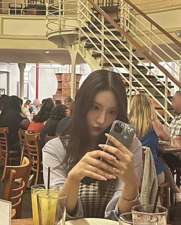 picsofjuhyeon's tweet photo. [📸] 220916 Juhyeon Instagram Update  (1/3)

“I saved it for chowon unnie’s birthday,,,!
My best friend, Chowon unnie! Happy birthday!
Let's make more fun memories!!
Let's not get sick and be happy for a long time 🥰”

#주현 #JUHYEON #LIGHTSUM https://t.co/uhTu3t7eqY