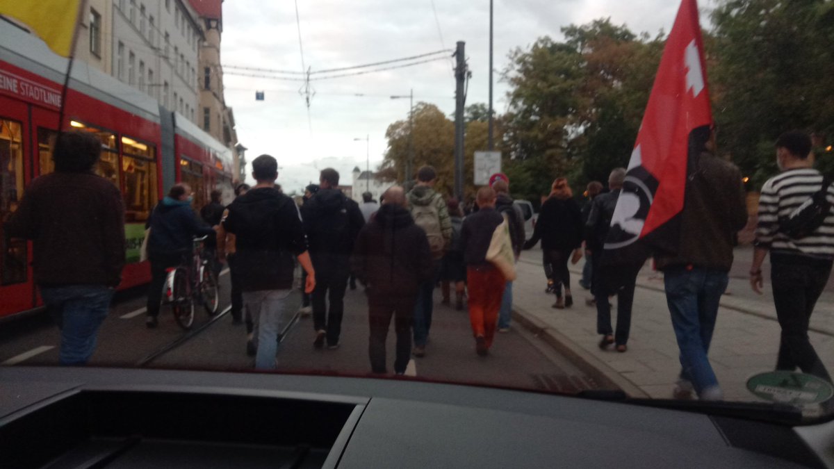 halle_zusammen's tweet photo. 19:19 unsere Demo kommt soeben am von Entmietung betroffen Haus @stein34bleibt vorbei. #hal1509 https://t.co/xgaIu9s9ZK