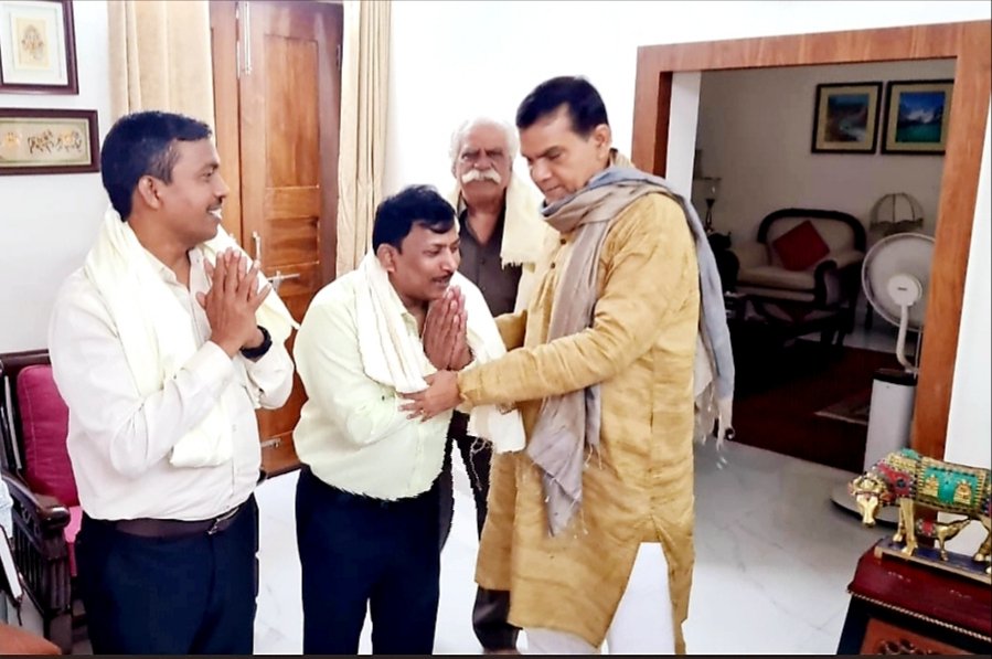 अत्यंत सरल हृदय व रचनात्मक सोच के धनी मा•ऊर्जा मन्त्री जी,उप्र सरकार द्वारा अभियन्ता दिवस पर राज्य विद्युतपरिषदजूनि• इंजीनियर्स संगठन,उप्र के प्रतिनिधियो को साल ओढ़ाकर बधाई दिया गया
संगठन मा•मंत्रीजी का हृदय की गहराईयो से आभार एवं कृतज्ञता व्यक्त करता है ।