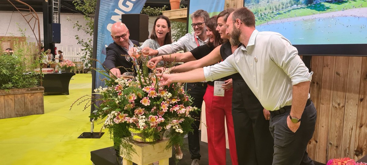 benedictebretin's tweet photo. #AngersSuperNature
Baptême du dalhia angevin bien-nommé Dalhia Angers Super Nature.
✅️ Issu d'une lignée éclose en 2018,
✅️ Très florifère
✅️1 seule rangée de pétales
✅️ 1 cœur accueillant pour les insectes
#salonduvegetal22 @Dest_Angers #Angers https://t.co/fzInY0DmYd