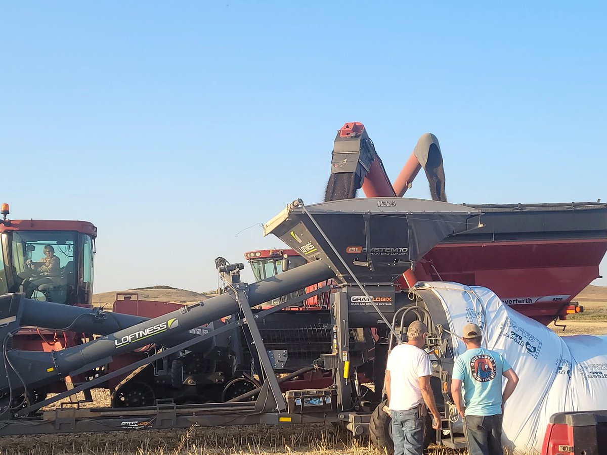 JoannaCanterra's tweet photo. A great evening spent with the Bryant family at Battleford. #2022harvest #Saskatchewan #mealinthefield https://t.co/BX93Mks9pC