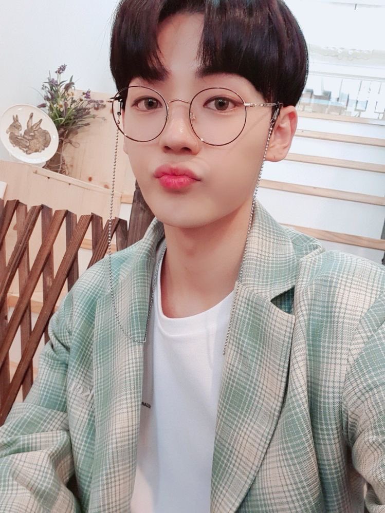yuchandiary31's tweet photo. Yuchan with glasses 🫣💛💛

@official_ACE7 | #ACE #에이스 #CHAN #에이스_찬 #찬 ⭐️ https://t.co/q3ID0YwYGN