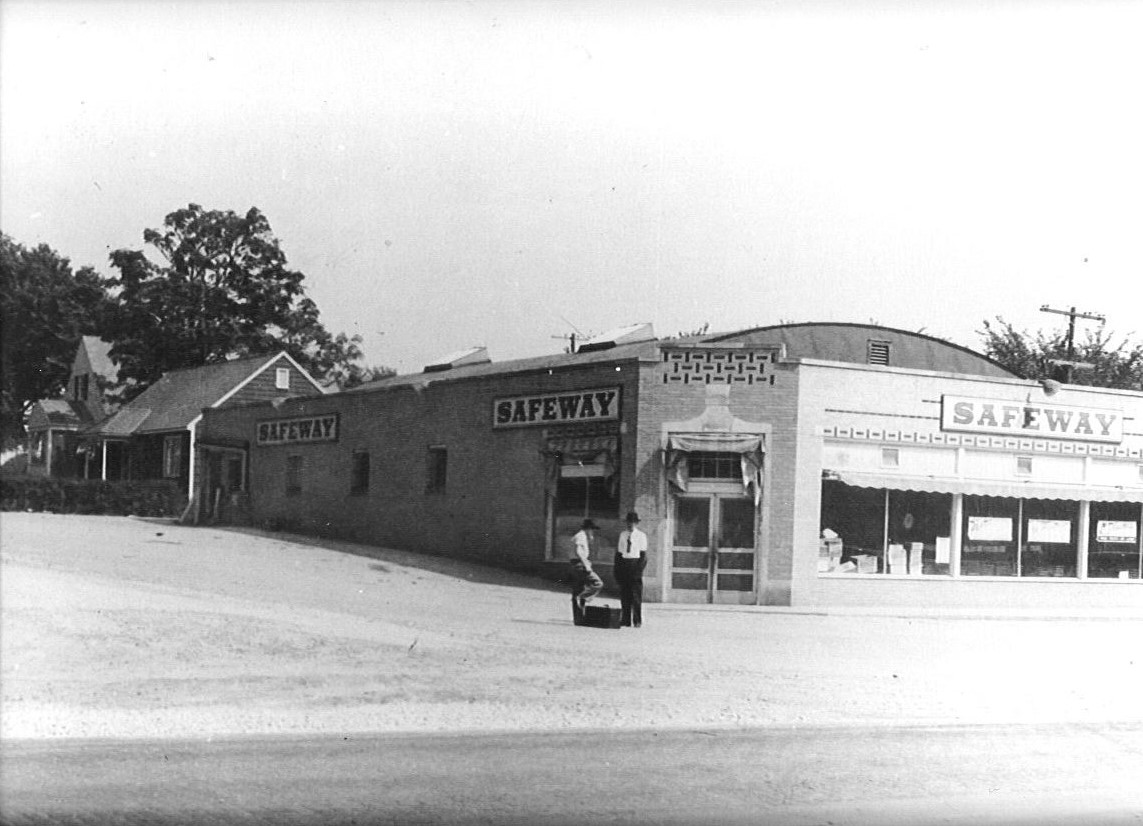 CityofMissionKS's tweet photo. With the Mission Sidewalk Sale happening this Sat., Sept. 17 along Johnson Dr., here is our #TBT to what Johnson Dr. used to look like.
To view more history about Mission; visit our webpage: https://t.co/0kfFxnPu1C
#missionsidewalksale #WeAreMissionKS #Otocast #JohnsonDrive https://t.co/XsmP6OPVyK