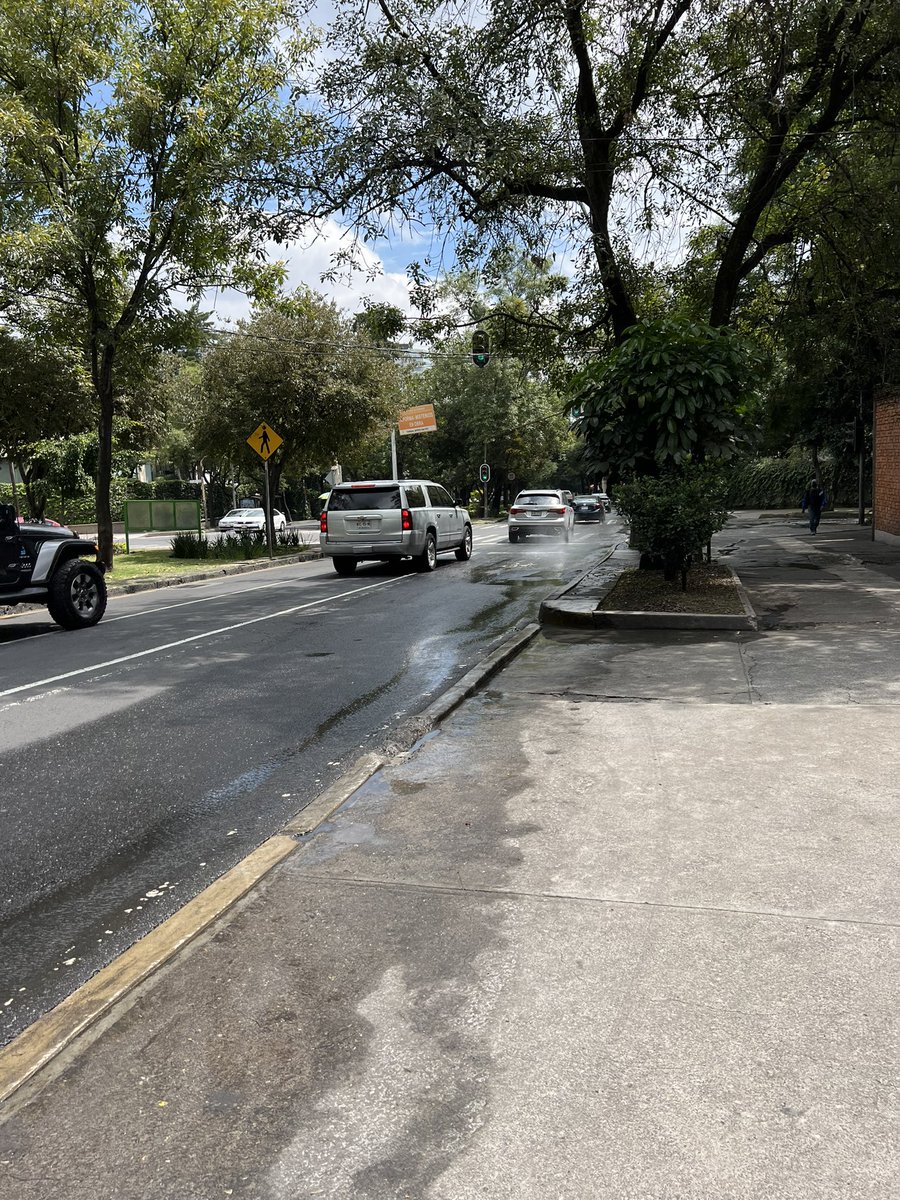 Cesarorozco1's tweet photo. @MHcesac @MHObras Nos pueden ayudar con esta fuga?  Paseo de la reforma esquina Monte Altai https://t.co/FXew45xTEI