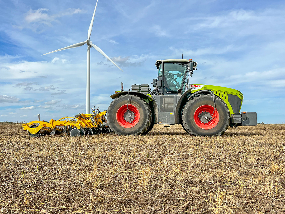RockscapeCrowle's tweet photo. Here is Jonny in the Xerion subsoiling after our bean crop. The aim is to leave the fields level enough for the drill to plant the Forage Rye crop straight behind it.
#Rockscape #BritishFarming #subsoiling #Xerion https://t.co/gVszEo0MDn