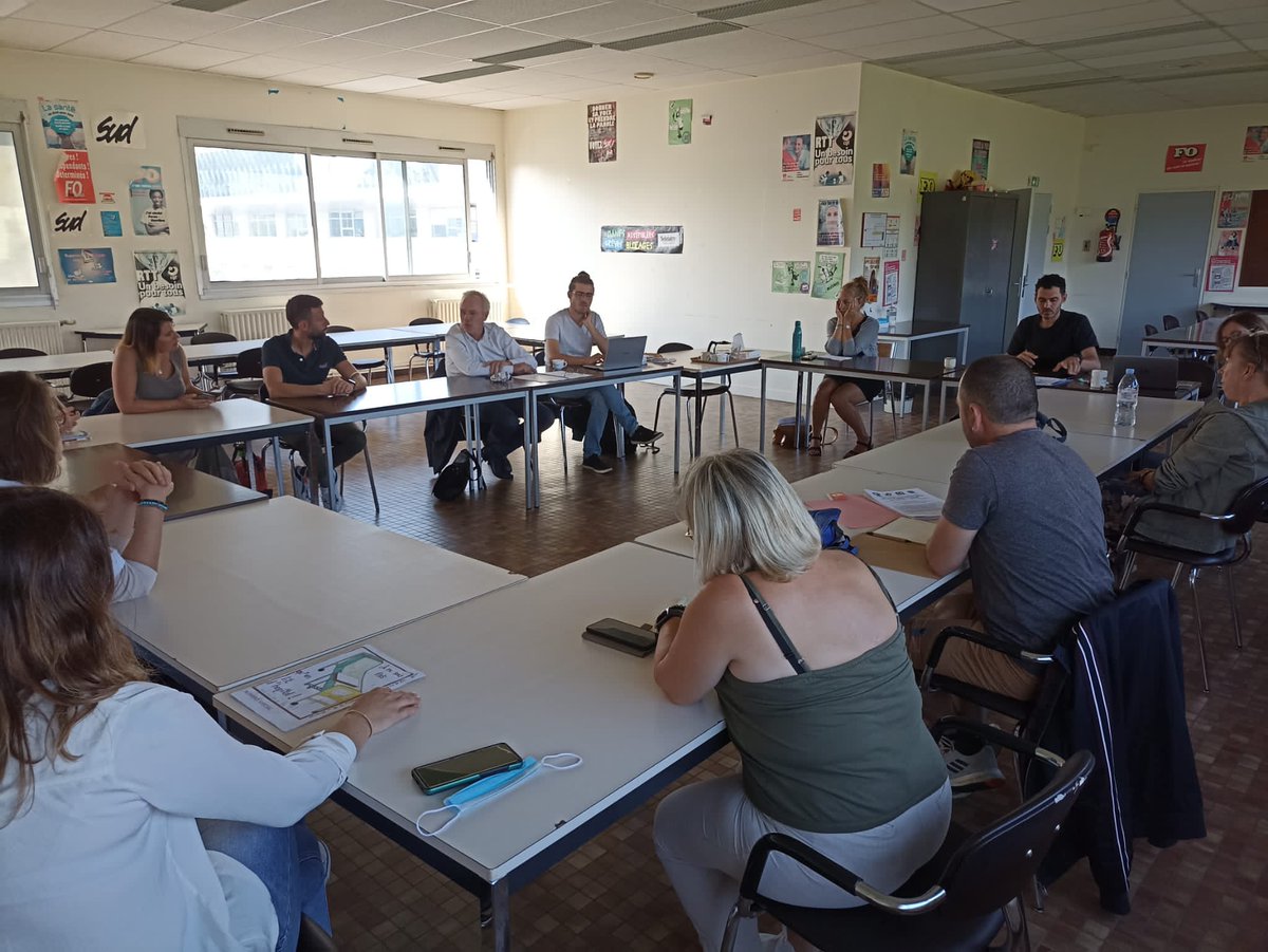 CTourspsy's tweet photo. Aujourd'hui, @cfourniereelv est venu rencontrer les membres du @CTourspsy afin de discuter des conditions de travail actuelles ainsi que du projet de #NHP qui prévoit la suppression de 80 lits d'hospitalisation de psychiatrie. @CHRU_Tours @NUPES_2022_ @Sante_Gouv #mobilisation https://t.co/6VWVE3I5eY