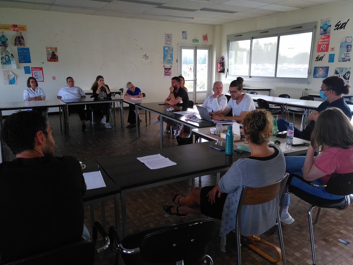 CTourspsy's tweet photo. Aujourd'hui, @cfourniereelv est venu rencontrer les membres du @CTourspsy afin de discuter des conditions de travail actuelles ainsi que du projet de #NHP qui prévoit la suppression de 80 lits d'hospitalisation de psychiatrie. @CHRU_Tours @NUPES_2022_ @Sante_Gouv #mobilisation https://t.co/6VWVE3I5eY