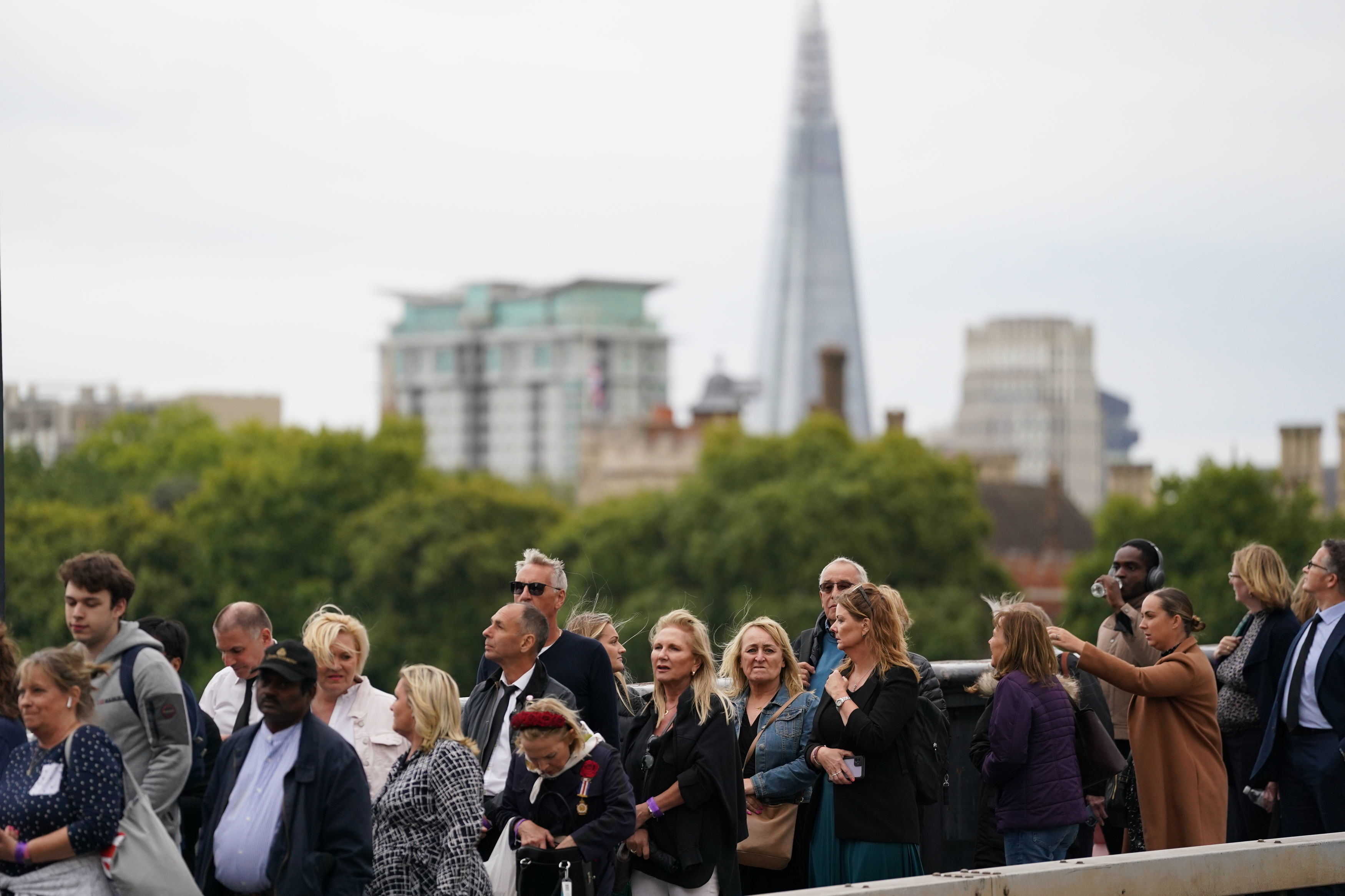 How long is the queue to see the Queen lying in state? Live queue