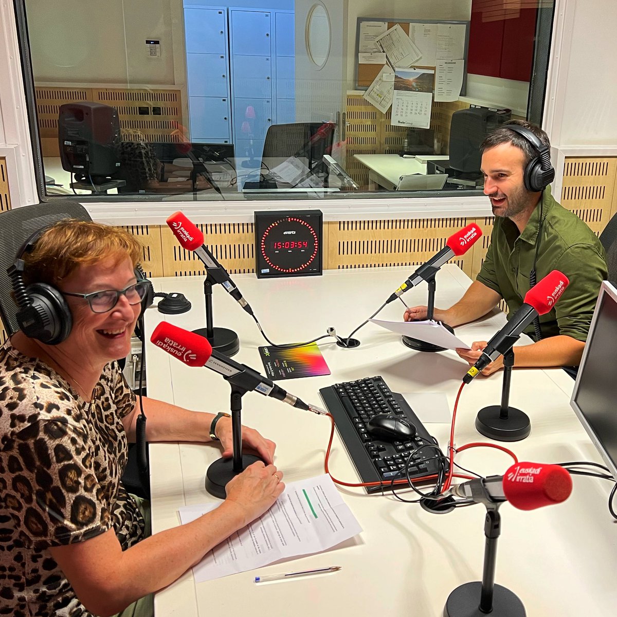 usurbil1936's tweet photo. Elkarrizketa, @radio_vitoria eta @radioeuskadi |n! Elkarteari eta gure ekintza eta ekimenei buruz aritu gara berriki #EntreCalles saioko #Gogoan atalean, #UnaiUgarte eta @AitorAzurki kazetariekin. Ederra, elkarrizketa! Mila esker! 🔗https://t.co/aSsKY7E2Wy https://t.co/uvREJUn76C
