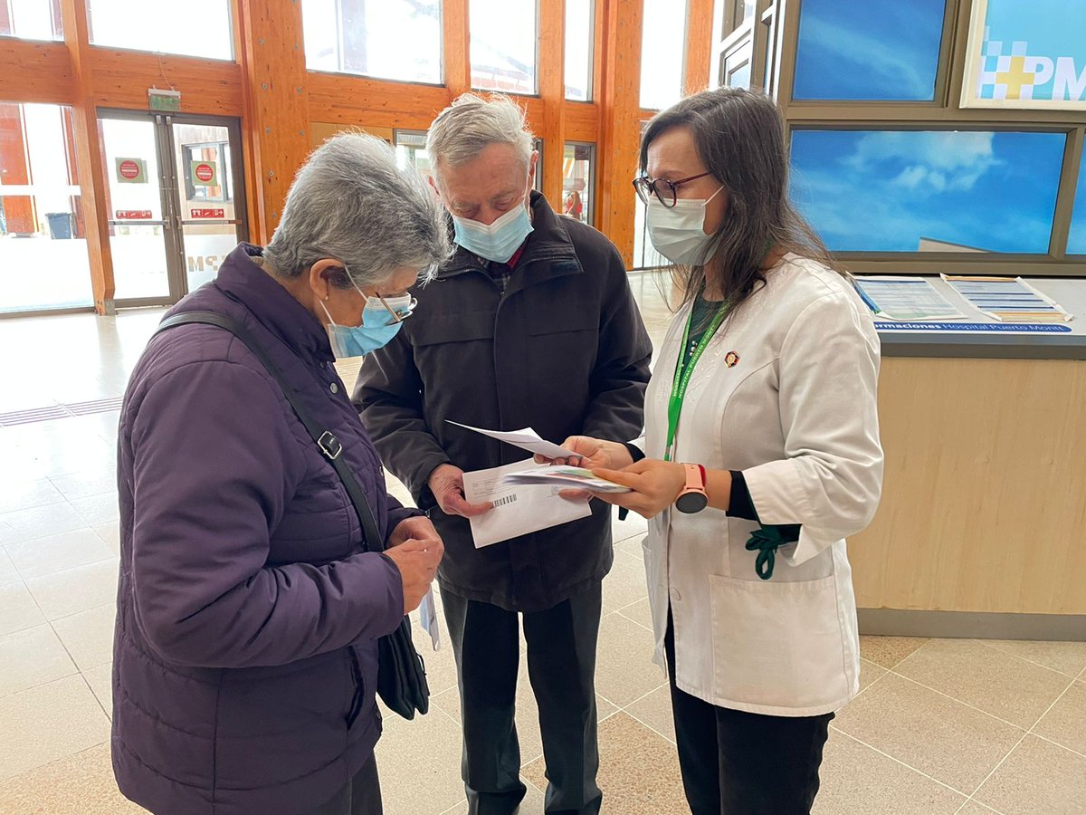 hospitalpm's tweet photo. La Unidad Clínica de Farmacia del @hospitalpm entregó a la comunidad material para reforzar el uso seguro de medicamentos, en la que participaron Químicos Farmacéuticos del HPM como como también docentes e internos de la carrera de Química y Farmacia de la U. San Sebastián https://t.co/W2kTjDXGM9