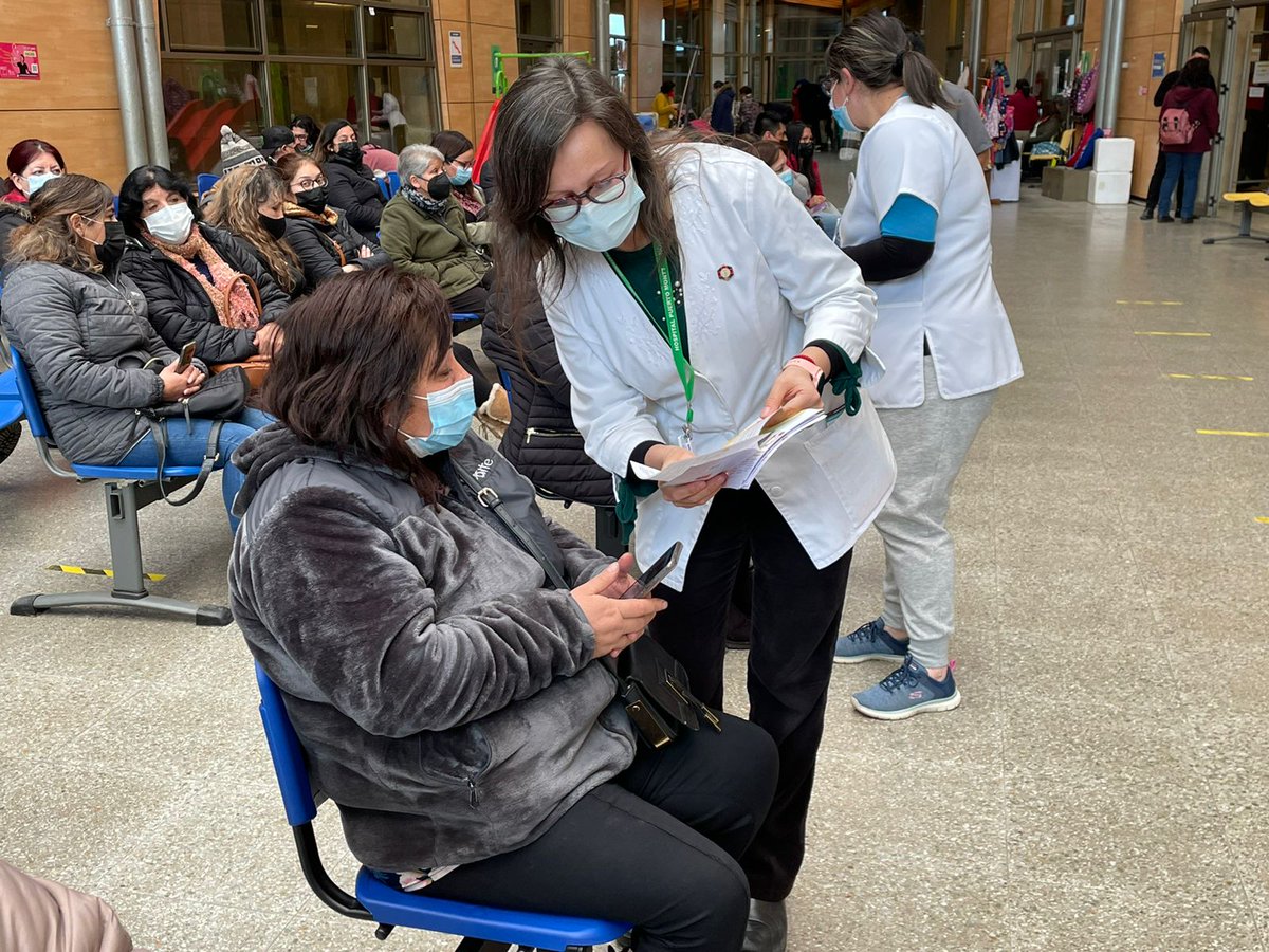 hospitalpm's tweet photo. La Unidad Clínica de Farmacia del @hospitalpm entregó a la comunidad material para reforzar el uso seguro de medicamentos, en la que participaron Químicos Farmacéuticos del HPM como como también docentes e internos de la carrera de Química y Farmacia de la U. San Sebastián https://t.co/W2kTjDXGM9