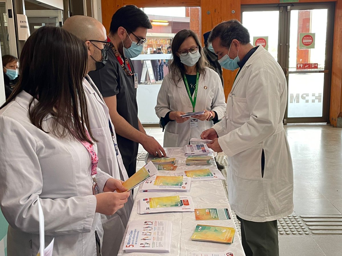 hospitalpm's tweet photo. La Unidad Clínica de Farmacia del @hospitalpm entregó a la comunidad material para reforzar el uso seguro de medicamentos, en la que participaron Químicos Farmacéuticos del HPM como como también docentes e internos de la carrera de Química y Farmacia de la U. San Sebastián https://t.co/W2kTjDXGM9