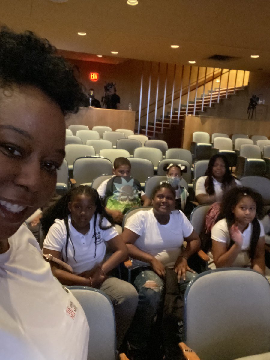 MosaicPrep's tweet photo. @peterhreynolds Dr. Caesar joined our 5th graders at the Met to make their mark on this Dot Day. https://t.co/D38ro3qutm
