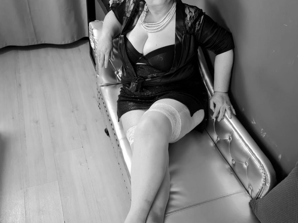 MarthaMillss's tweet photo. I'm online right now  https://t.co/DNoAXOB5lQ Please RT. thanks! #camgirl https://t.co/JVasNrW2cF