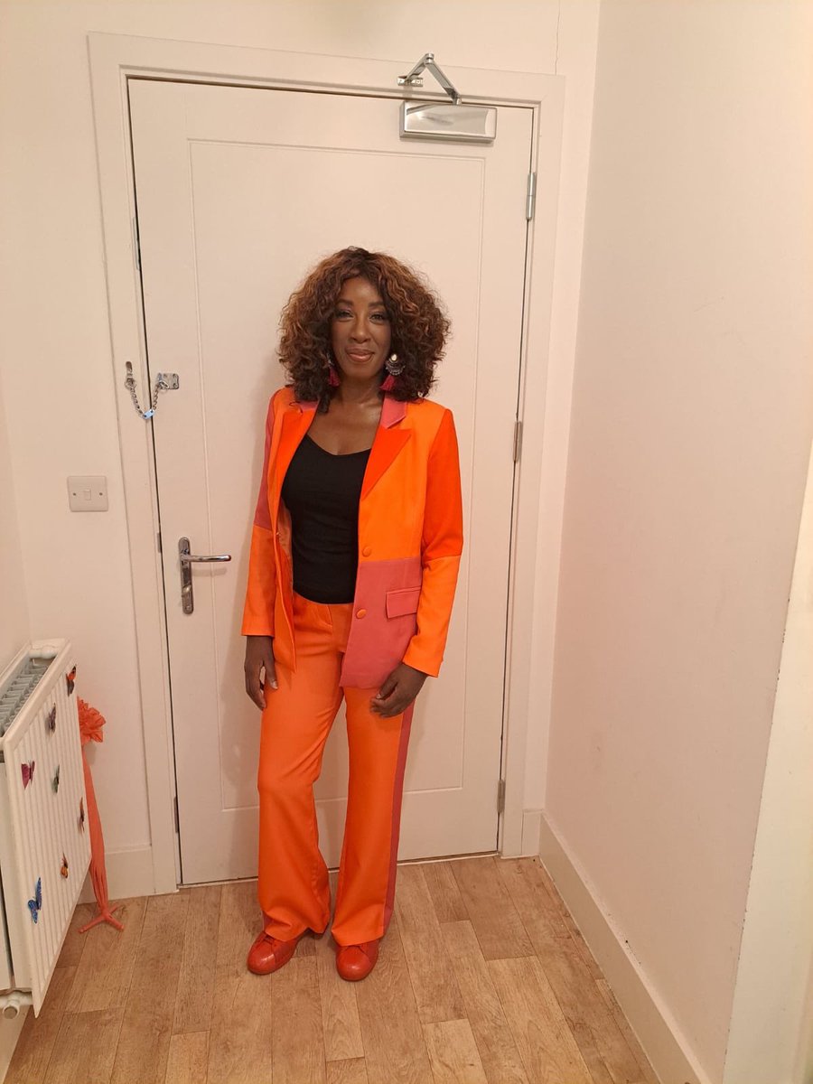 2 things happened today which I find fascinating (not 1st time):
1) met someone but never chatted on SoMe or IRL, yet they knew my Twitter handle 
2) my colourful clothes have become synonymous with my expression of world views/work/org learning (their words) 🙆🏾‍♀️🤭. Todays attire!