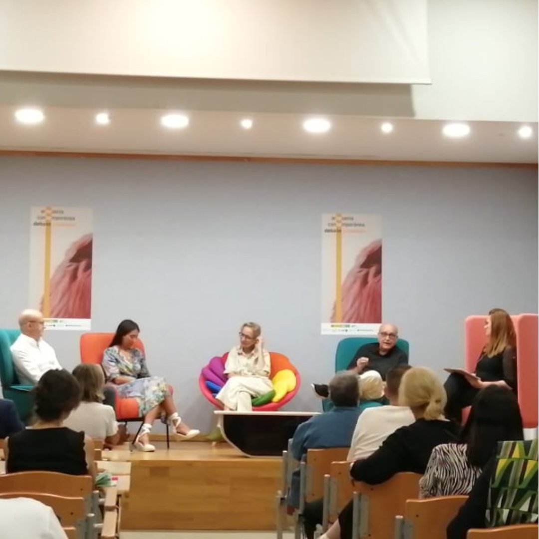 ADCV_com's tweet photo. Las alianzas y sinergias, de presente y futuro, entre el mundo de la artesanía y diseño han sido uno de los ejes del II Congreso 'Artesanía Contemporánea, a debate', de @Fundesarte, en #València. Se han puesto en valor estrategias, soluciones y modelos de cooperación exitosos🤝🤝 https://t.co/27Q2x4ir2u