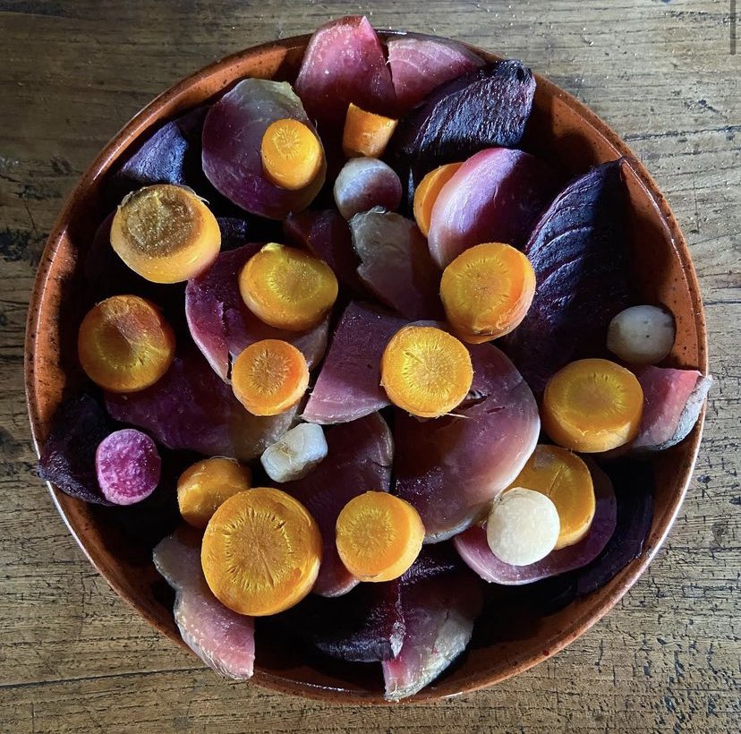 In the early 19th century, there were three main methods of preserving fruits and vegetables: drying, sugaring, and pickling! Here, a bountiful blend of carrots, onions, and beets are preserved in vinegar, or pickled. 🥕 
#HistoricFoodways #LivingHistoryMuseum #Museum #GCVMuseum