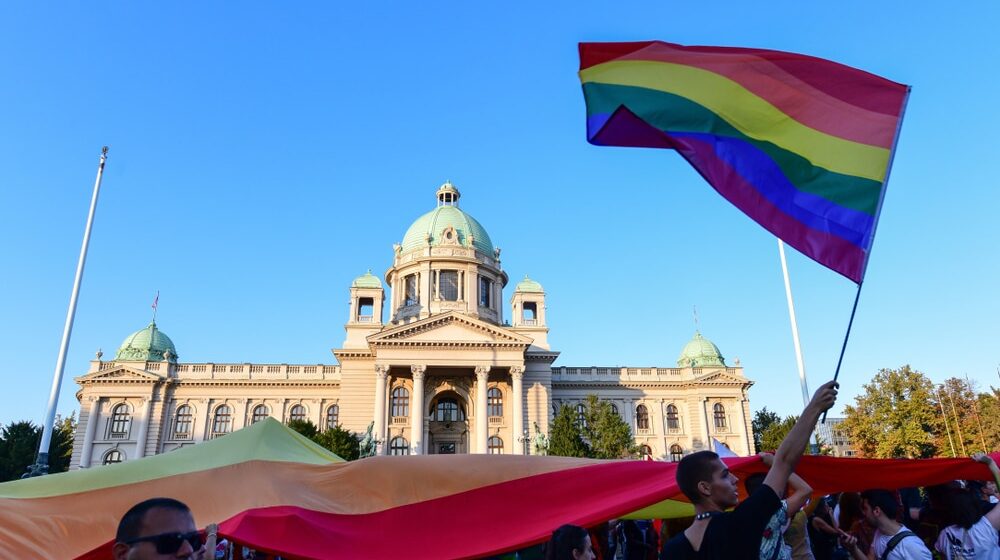 Ve direnenler kazandı(!?!). Kilise & milliyetçi yobaz çevrelerin baskısıyla yasaklanan LGBTİ+ yürüyüşü #EuroPride 🌈 #PrideMarch 🏳️‍🌈  Cumartesi Belgrad'da yapılacak. Kilise baskısıyla gelen yasak AB ülkeleri ve Avrupa Komisyonu baskısıyla kalktı. Avrupa Birliğine direnemedi Vučić.