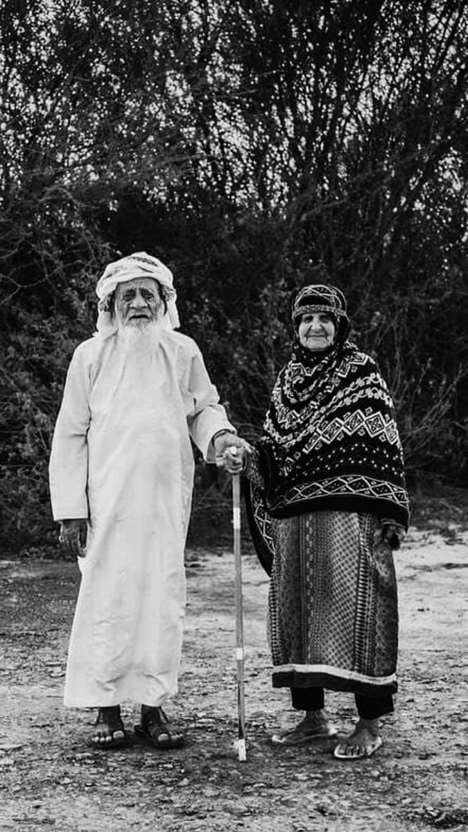 A2AlShihhi's tweet photo. فكن بقربي إن الروح هائمةٌ ، رُغم الهموم إذا لاقتكَ تبتسمُ https://t.co/EQlZuMHHpA