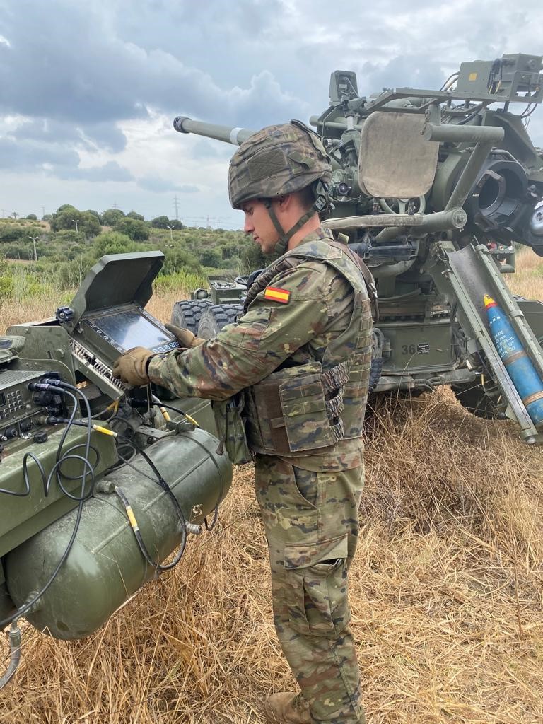 EMADmde's tweet image. El Regimiento de Artilleris de Costa #RACTA4 es capaz de desplegar una defensa en cualquier punto de la costa 🇪🇸. 
👇Ejercicio de integración en Mando Operativo Marítimo #MOM en el marco de las #OperacionesPermanentes de vigilancia y disuasión 
@EjercitoTierra
@Armada_esp
#MOPS