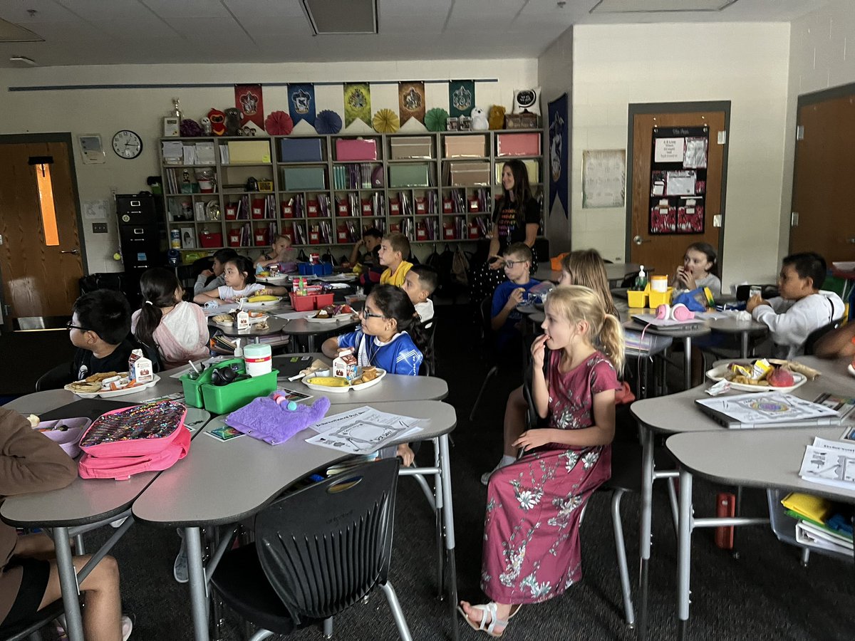 MrsThaiPappa's tweet photo. Celebrating International Dot Day with @peterhreynolds, @FablePaul and @inc_yv thanks to @MicrosoftFlip! My third graders loved it @ChrisYungES #InternationalDotDay #cyessteamengines https://t.co/HXEnYWKyWH