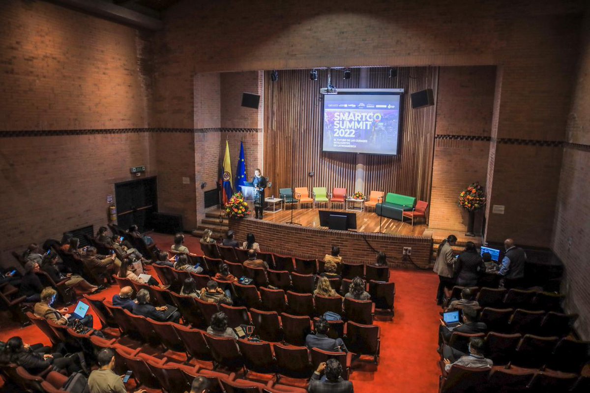 ProbogotaRegion's tweet photo. ¡El #SmartcoSummit llegó hoy a la @escuelaing! El rector Alfonso Rodríguez Díaz fue el encargado de abrir este segundo día de encuentro en torno a las #ciudadesinteligentes en América Latina. https://t.co/RMAcVO9JZf