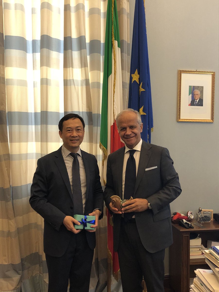 Oggi la visita dell’Ambasciatore del
#Vietnam Duong Hai Hung al Prefetto Piantedosi. Nell’ambito di già solide relazioni di amicizia con l’#Italia, un’occasione per esplorare nuove prospettive di sviluppo della presenza vietnamita <a href="/Roma/">Roma</a>.