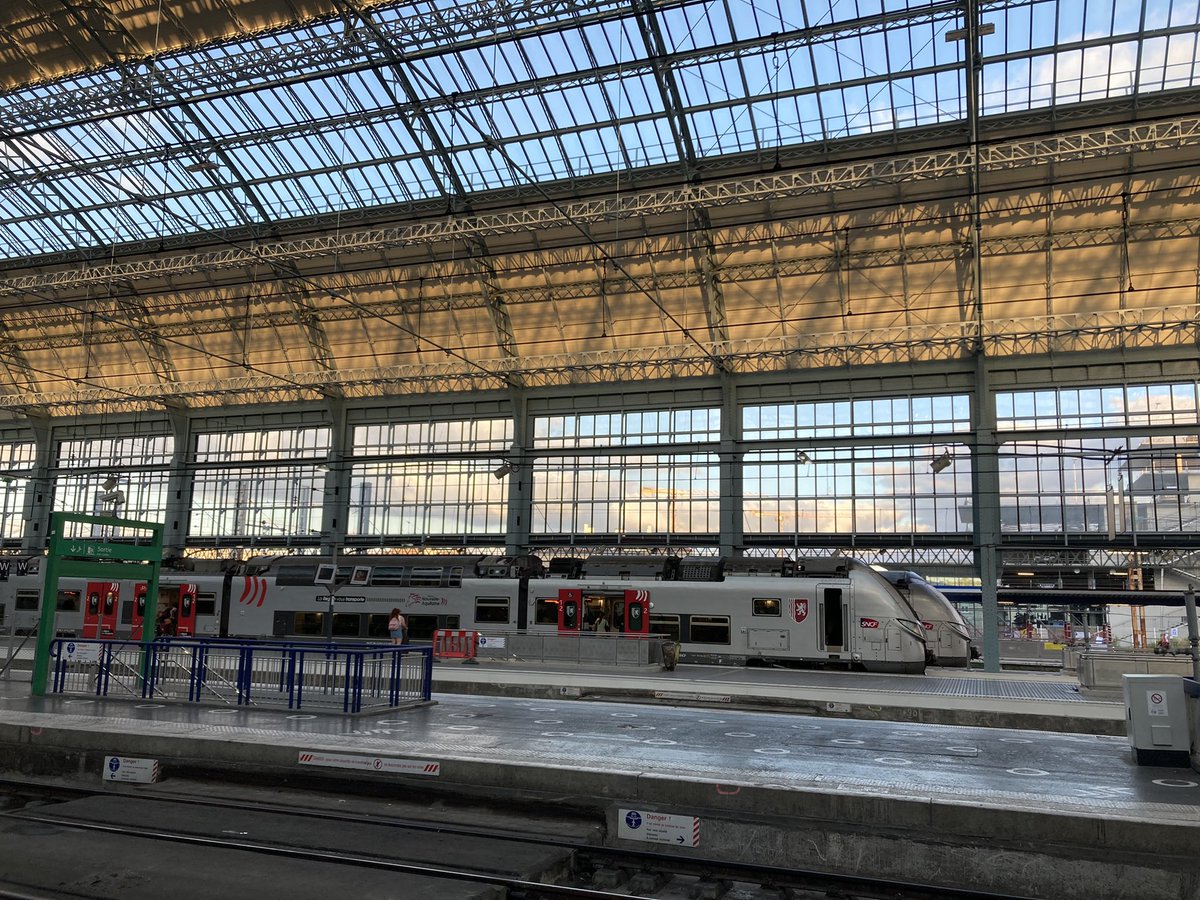 2 rames <a href="/Bombardier/">Bombardier</a> Regio2N <a href="/TERNouvelleAQ/">SNCF Voyageurs TER NOUVELLE-AQUITAINE</a> prêtes à faire la course…

… sous le soleil couchant de la Gare de #Bordeaux Saint-Jean 🌆

✅ la première pour <a href="/villeagen/">Ville d'Agen 🇫🇷🇪🇺🇺🇦</a> 
✅ la deuxième pour Langon

700 places disponibles vers la vallée de la Garonne 

+ TER - CO2 🌍