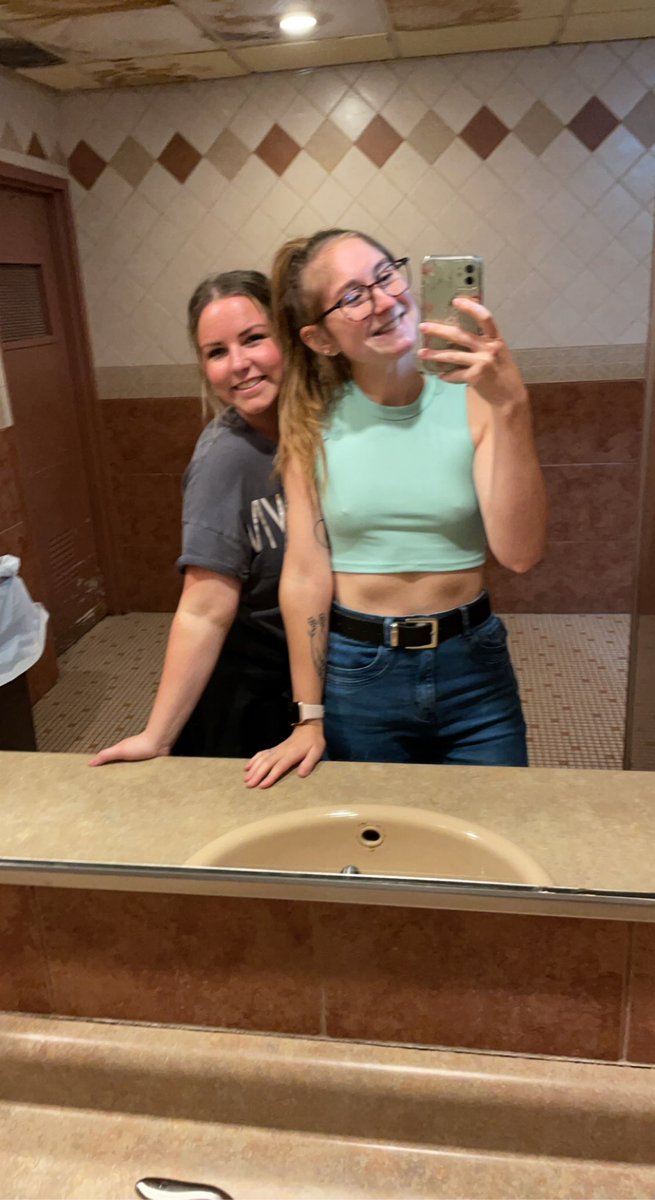 _Ayris_'s tweet photo. BFF is finally back in the hometown 🧡 https://t.co/wkCYtP0ZlZ