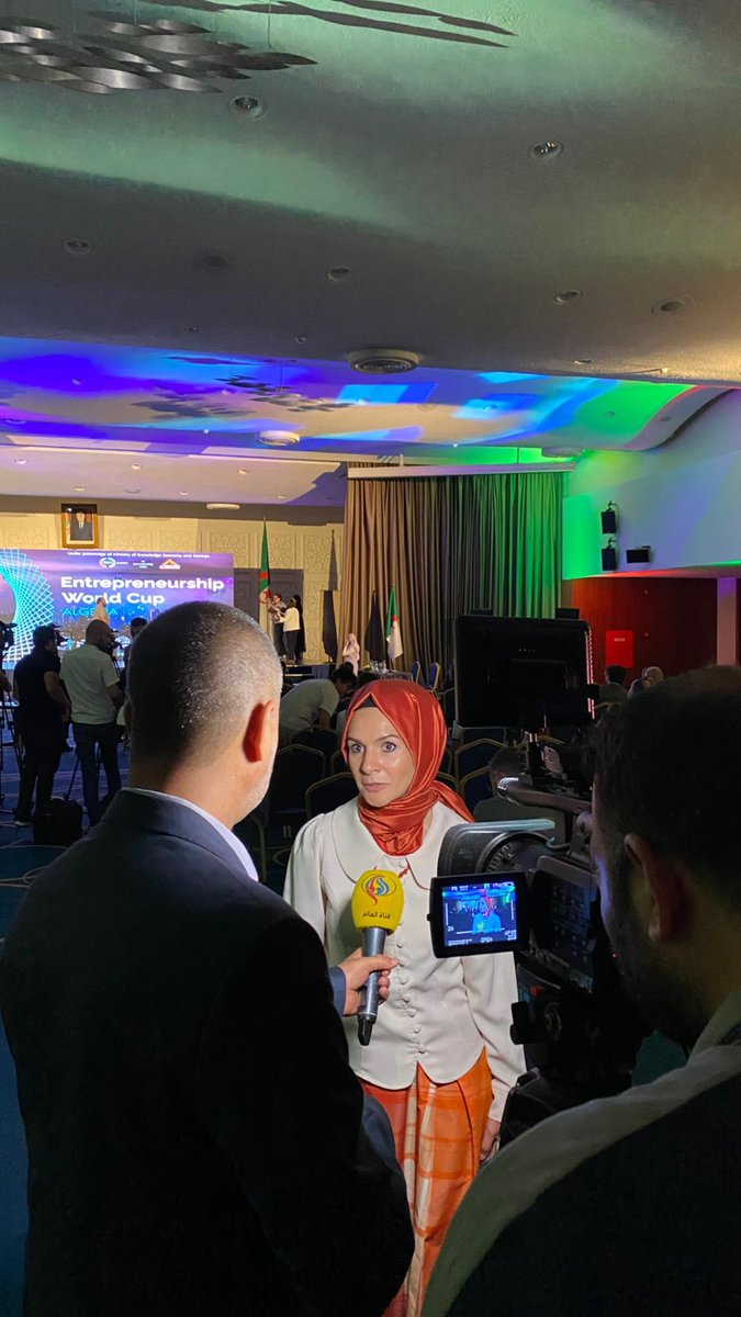 Büyükelçi Mahinur Özdemir Göktaş “Entrepreneurship World Cup Cezayir”in finaline katılarak Bilgi Ekonomisi, Start-uplar ve Küçük İşletmeler Bakanı Yacine El-Mahdi Oualid’le birlikte Cezayirli finaliste ödülünü vermiştir. @Mahi_Nur