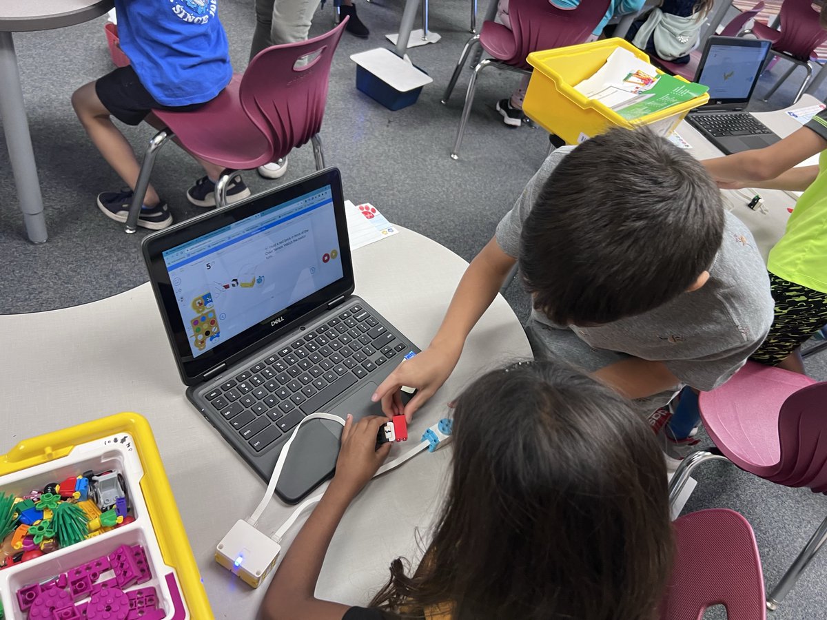 2nd Gr. Ss from @KimberlyRUSD collaborating on @LEGO_Education  #SPIKEEssential intro activities and discovering how to program and customize the light colors. #RedlandsINTech @RUSD_Instr_Tech @CarlySapp4