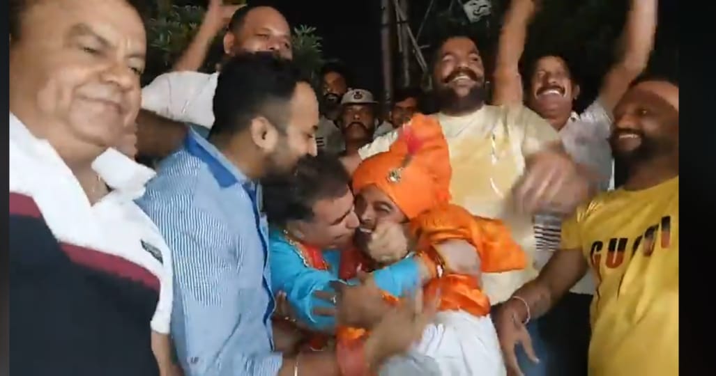 travellingdogra's tweet photo. Raina saab inni khushi v ni dasni hi maaye loke gi 🤣 https://t.co/kbd0IfyWZR