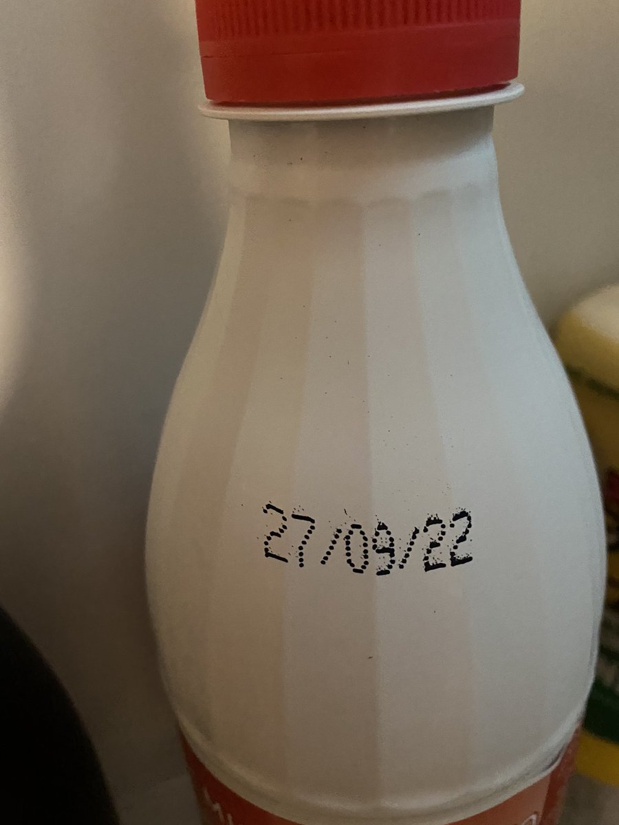 frazsazsa's tweet photo. Quando apri il frigo e la scadenza del latte è il compleanno di @astro_luca 
😉🤗 https://t.co/PV3uOEFlmF