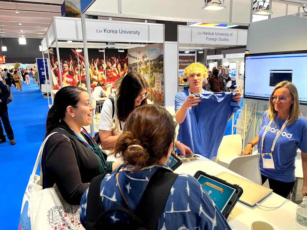 nearpod's tweet image. Nearpod love from around the globe! 🌎💙

Teachers at the @TheEAIE Conference in Barcelona, Spain, are showing their Nearpod spirit! ✨ 

Are you attending? Stop by booth E25 to pick-up some cool swag and chat with our team! 👕 🎉 #EAIE2022 #INTLed #HigherEd