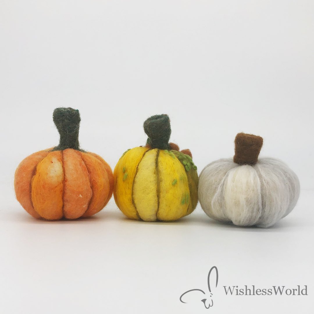 I’m loving this little trio of pumpkins! I think I’m going to make a few more but in unnatural colors. If you could have a pumpkin in any color, what would it be?

#fallvibes #pumpkin #needlefelting #autumn #decor