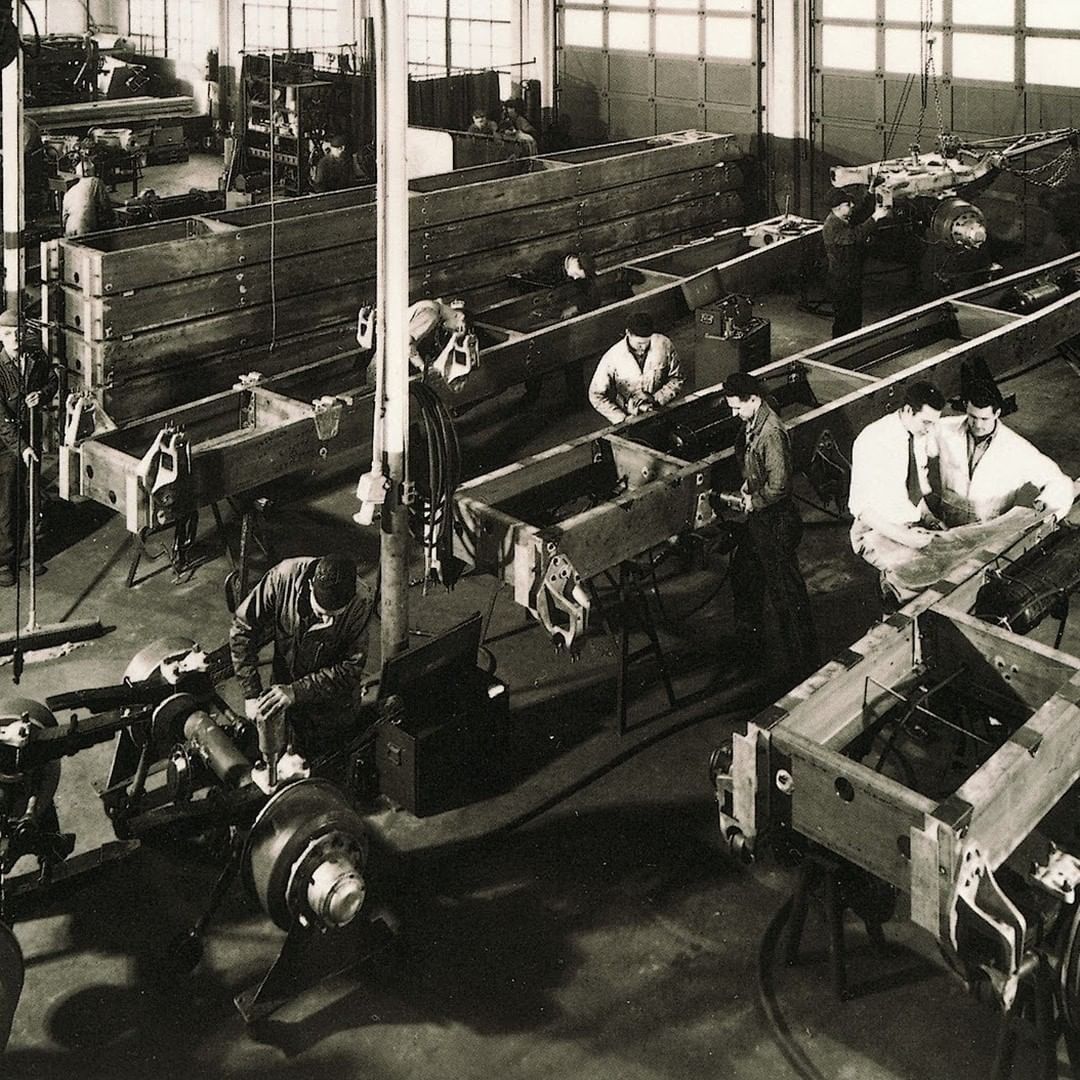 Building #Freightliner frames back in the 1940s. #TBT

#MiddleGeorgiaFreightlinerIsuzu #GATrucks #FreightlinerTruck #Frames #1940s #Throwback #KeepAmericaMoving 🇺🇸 #Freightliner #KeepTheWorldMoving 🌎 #Trucker #Truckers #TruckerLife #OldSchoolTruckers #ThrowbackThursday