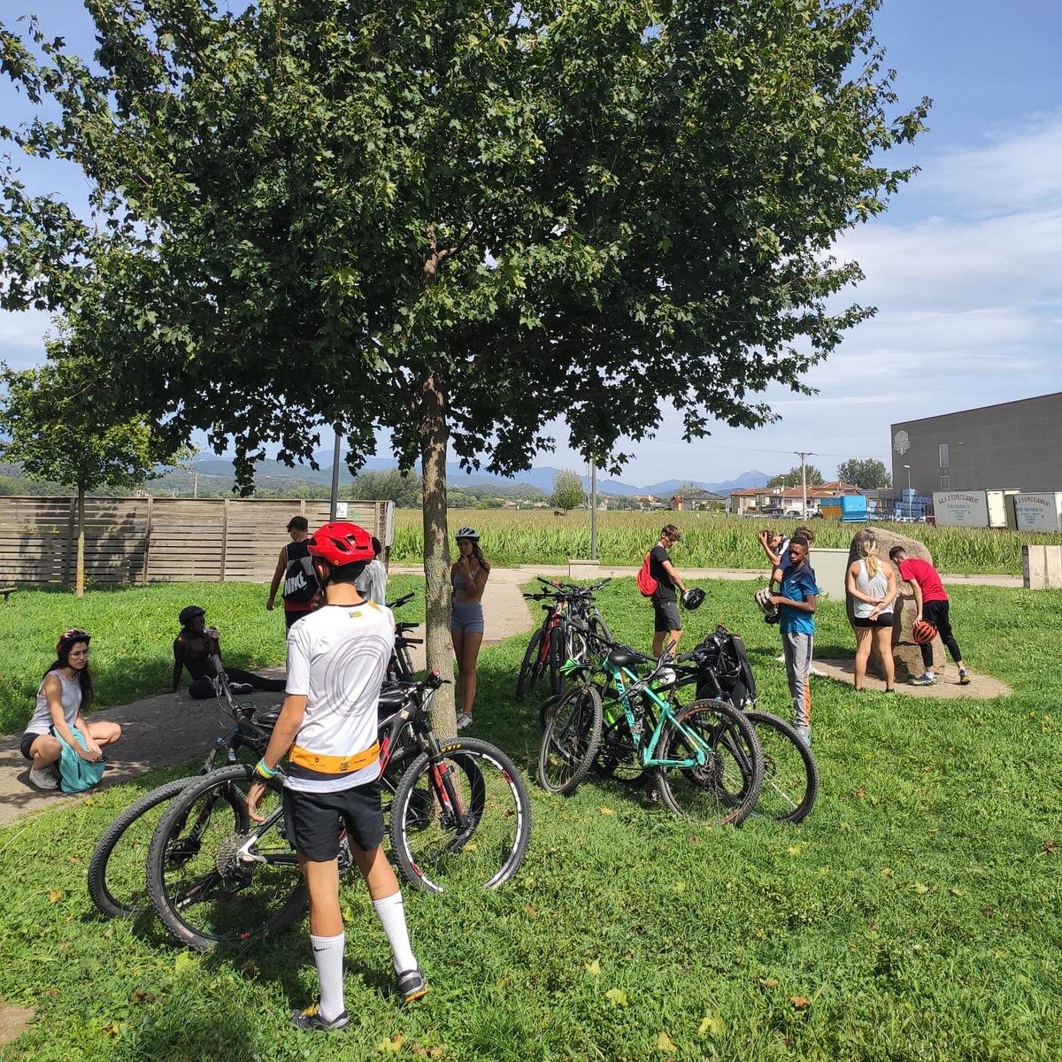 EpiaOlot's tweet image. COMENCEM EL NOSTRE PROFESSIONAL DE GUIA EN BOCICLETA
🚴🏻‍♀️Utilitzem el medi natural proper com una aula més on aprendre les competències professionals del cicle.
GM Guia en el Medi Natural i de temps lliure. #FPOLOT