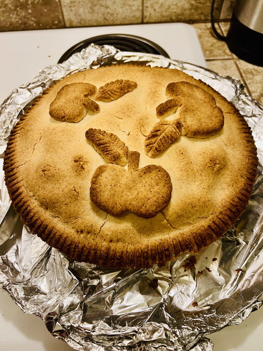 KariAnnGonzale1's tweet photo. The last of the apples are off the tree and it’s looking a little bare but…worth it! Look at this #glutenfree beauty! I won’t let #celiac get between me and my fall menu!
#applepie #pielife #baking #bakerlife #allergy https://t.co/AVgvKRyeKg