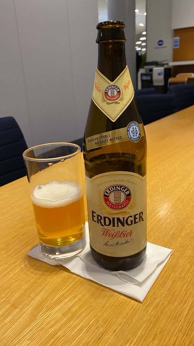 Weißbier, wie es am Flughafen Heathrow kredenzt wird. Eine Weizen-Kölsch-Tragödie. Obwohl - am Nebentisch trinkt es einer aus der Flasche...  #dagehtnochwas