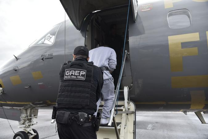correio_dopovo_'s tweet photo. Transferência de presos: Líderes de facções criminosas embarcam para prisões federais

https://t.co/fg25oK3xqx https://t.co/yQfwownTby