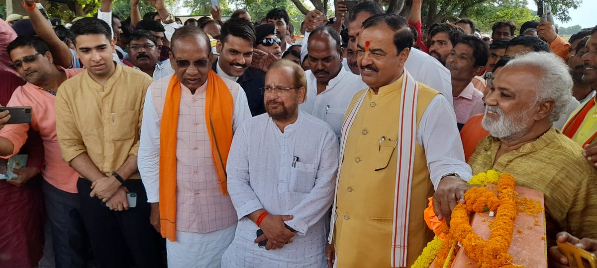 CdoSultanpur's tweet photo. मा0 उप मुख्यमंत्री, उ0प्र0 श्री @kpmaurya1 जी द्वारा ग्रा0पं0 सखौलीकलां, ब्लाक लम्भुआ स्थित कमल सरोवर का उद्घाटन किया गया, जिसमें SHG की महिलाओं द्वारा परिसर में संचालित फूड प्लाजा का उद्घाटन, भगवान श्रीराम की प्रतिमा का अनावरण एवं नौका विहार क��� SHG की महिलाओं को प्रोत्साहित किया https://t.co/DylhdN4Pk2